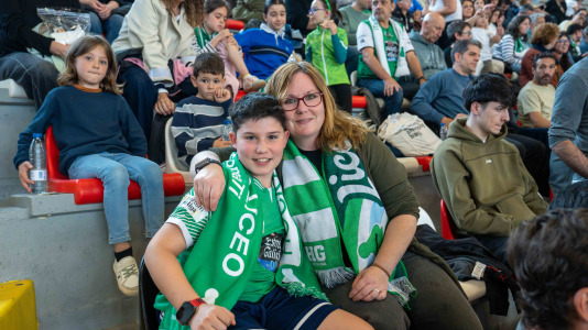 La afición verdiblanca animó el Palacio de los Deportes de Riazor en el primer partido del playoff