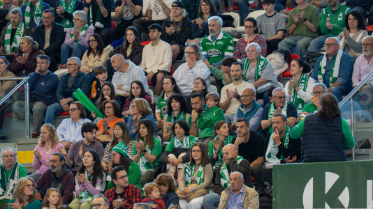 La afición verdiblanca animó el Palacio de los Deportes de Riazor en el primer partido del playoff