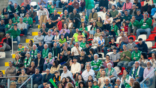 La afición verdiblanca animó el Palacio de los Deportes de Riazor en el primer partido del playoff
