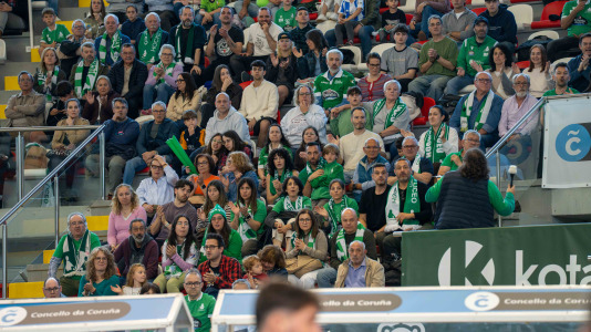 La afición verdiblanca animó el Palacio de los Deportes de Riazor en el primer partido del playoff