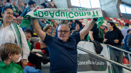 La afición verdiblanca animó el Palacio de los Deportes de Riazor en el primer partido del playoff