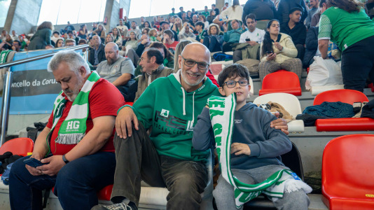 La afición verdiblanca animó el Palacio de los Deportes de Riazor en el primer partido del playoff