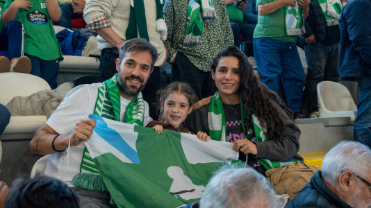 La afición verdiblanca animó el Palacio de los Deportes de Riazor en el primer partido del playoff