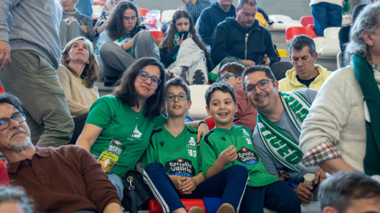La afición verdiblanca animó el Palacio de los Deportes de Riazor en el primer partido del playoff