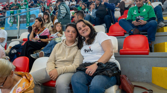 La afición verdiblanca animó el Palacio de los Deportes de Riazor en el primer partido del playoff