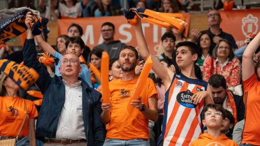 Miles de aficionados se dieron cita para el decisivo encuentro ante el Menorca