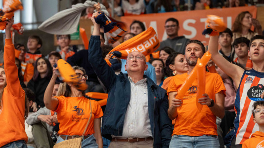 Miles de aficionados se dieron cita para el decisivo encuentro ante el Menorca