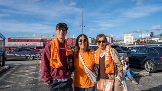 Miles de aficionados se dieron cita para el decisivo encuentro ante el Menorca