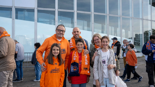 Miles de aficionados se dieron cita para el decisivo encuentro ante el Menorca