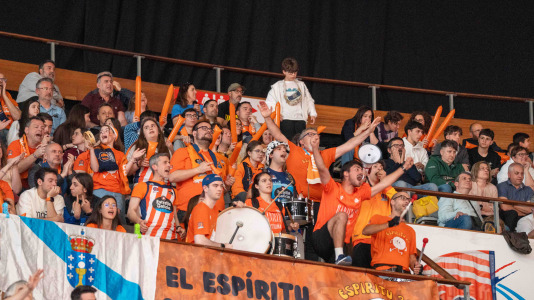 Miles de aficionados se dieron cita para el decisivo encuentro ante el Menorca