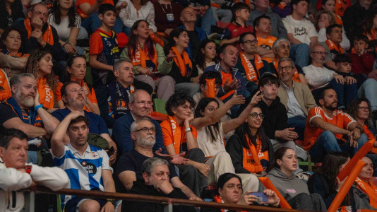 Miles de aficionados se dieron cita para el decisivo encuentro ante el Menorca