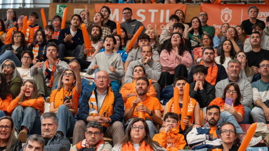 Miles de aficionados se dieron cita para el decisivo encuentro ante el Menorca