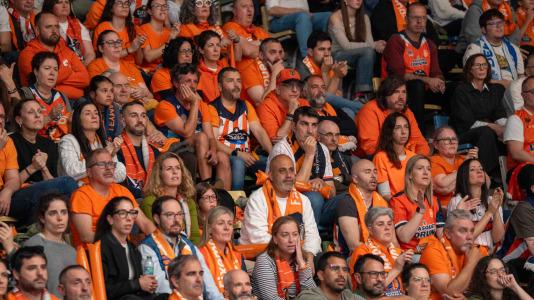 Miles de aficionados se dieron cita para el decisivo encuentro ante el Menorca