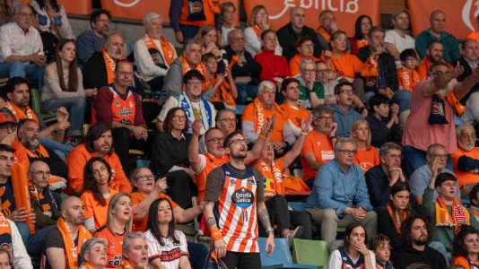 Miles de aficionados se dieron cita para el decisivo encuentro ante el Menorca