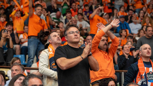Miles de aficionados se dieron cita para el decisivo encuentro ante el Menorca