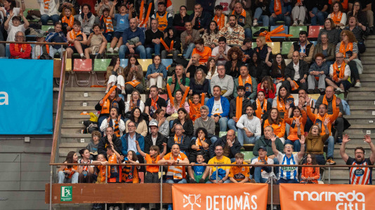 Miles de aficionados se dieron cita para el decisivo encuentro ante el Menorca