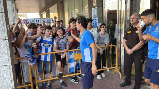 Casi 100 aficionados reciben al Dépor en el hotel de concentración en Valladolid