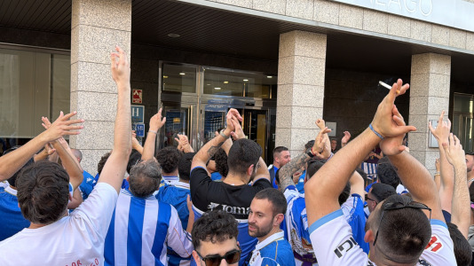 Casi 100 aficionados reciben al Dépor en el hotel de concentración en Valladolid
