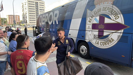 Casi 100 aficionados reciben al Dépor en el hotel de concentración en Valladolid