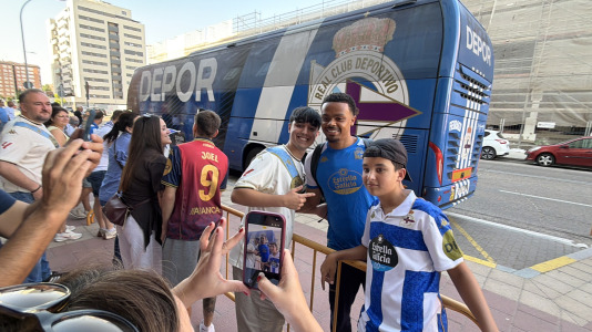 Casi 100 aficionados reciben al Dépor en el hotel de concentración en Valladolid