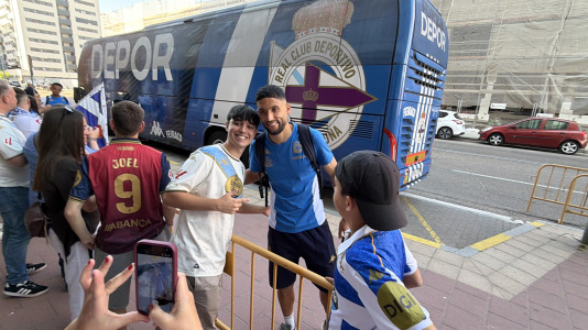 Casi 100 aficionados reciben al Dépor en el hotel de concentración en Valladolid