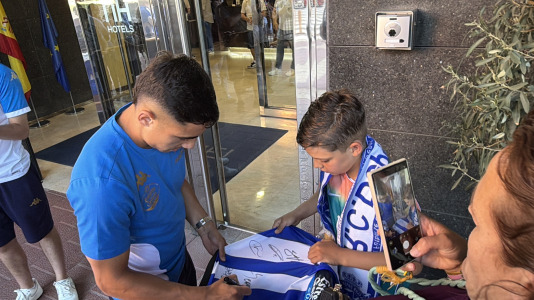 Casi 100 aficionados reciben al Dépor en el hotel de concentración en Valladolid