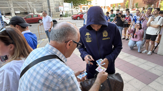Casi 100 aficionados reciben al Dépor en el hotel de concentración en Valladolid