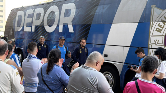 Casi 100 aficionados reciben al Dépor en el hotel de concentración en Valladolid