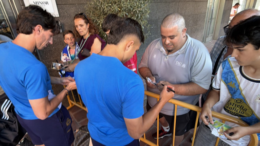 Casi 100 aficionados reciben al Dépor en el hotel de concentración en Valladolid