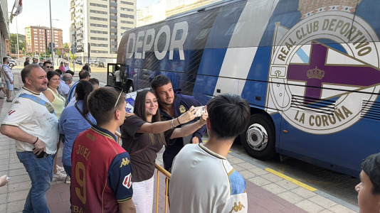 Casi 100 aficionados reciben al Dépor en el hotel de concentración en Valladolid