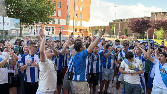Casi 100 aficionados reciben al Dépor en el hotel de concentración en Valladolid