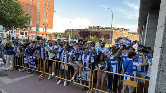 Casi 100 aficionados reciben al Dépor en el hotel de concentración en Valladolid