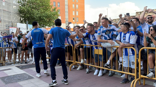 Casi 100 aficionados reciben al Dépor en el hotel de concentración en Valladolid
