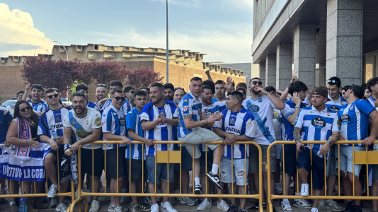 Casi 100 aficionados reciben al conjunto blanquiazul en el hotel de concentración