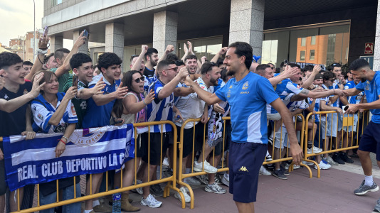 Casi 100 aficionados reciben al conjunto blanquiazul en el hotel de concentración