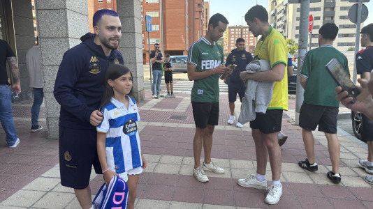 Casi 100 aficionados reciben al conjunto blanquiazul en el hotel de concentración en Valladolid