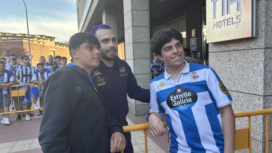 Casi 100 aficionados reciben al conjunto blanquiazul en el hotel de concentración en Valladolid