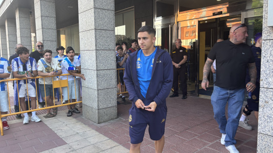 Casi 100 aficionados reciben al conjunto blanquiazul en el hotel de concentración en Valladolid