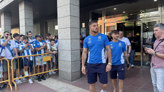 Casi 100 aficionados reciben al conjunto blanquiazul en el hotel de concentración en Valladolid