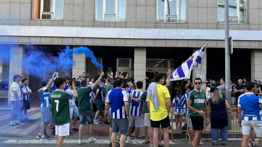 Casi 100 aficionados reciben al conjunto blanquiazul en el hotel de concentración en Valladolid