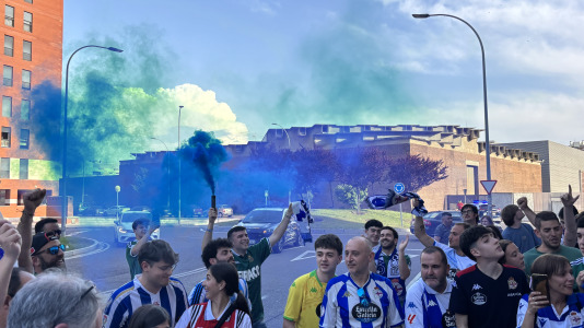 Casi 100 aficionados reciben al conjunto blanquiazul en el hotel de concentración en Valladolid