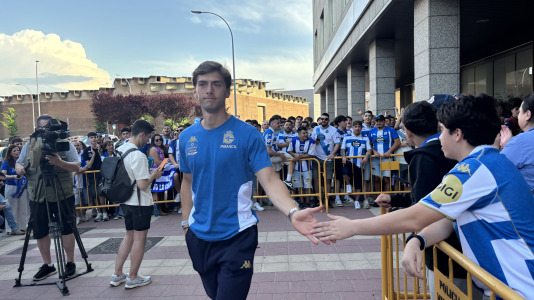 Casi 100 aficionados reciben al conjunto blanquiazul en el hotel de concentración en Valladolid