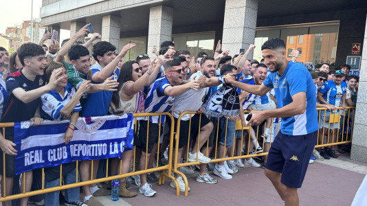 Casi 100 aficionados reciben al conjunto blanquiazul en el hotel de concentración en Valladolid