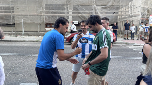 Casi 100 aficionados reciben al conjunto blanquiazul en el hotel de concentración en Valladolid