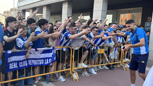 Casi 100 aficionados reciben al conjunto blanquiazul en el hotel de concentración en Valladolid