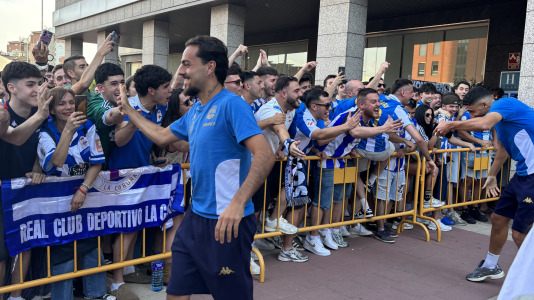 Casi 100 aficionados reciben al conjunto blanquiazul en el hotel de concentración en Valladolid