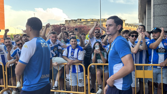Casi 100 aficionados reciben al conjunto blanquiazul en el hotel de concentración en Valladolid
