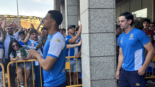 Casi 100 aficionados reciben al conjunto blanquiazul en el hotel de concentración en Valladolid