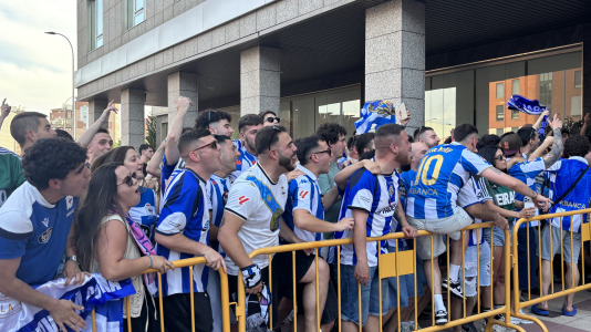 Casi 100 aficionados reciben al conjunto blanquiazul en el hotel de concentración en Valladolid