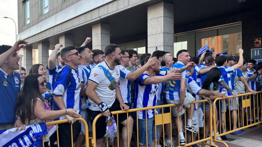 Casi 100 aficionados reciben al conjunto blanquiazul en el hotel de concentración en Valladolid